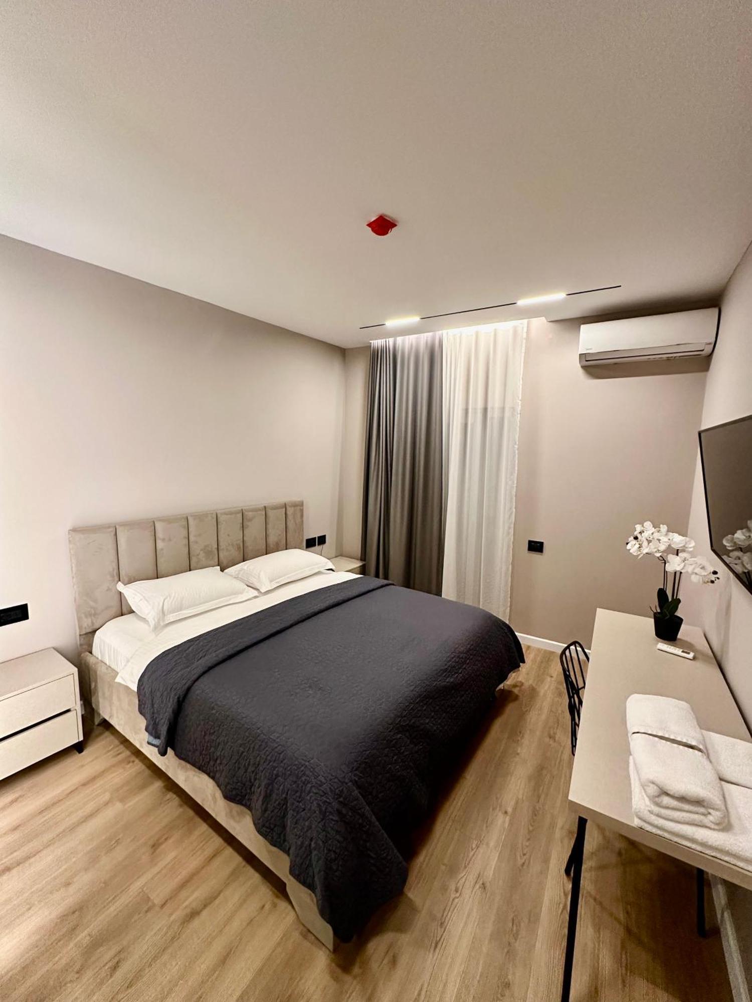 Venis Hotel Tirana Exteriör bild